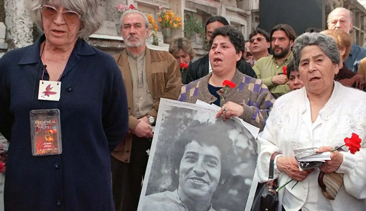 Victor Jara mendapat perlakuan yang sangat menyiksa dirinya. Ia disetrum, dipukuli, sampai darah pun berlumuran di sekujur tubuh Jara. Dalam usia 38 tahun, Jara pun harus mengakhiri hidupnya. (AFP/Bintang.com)