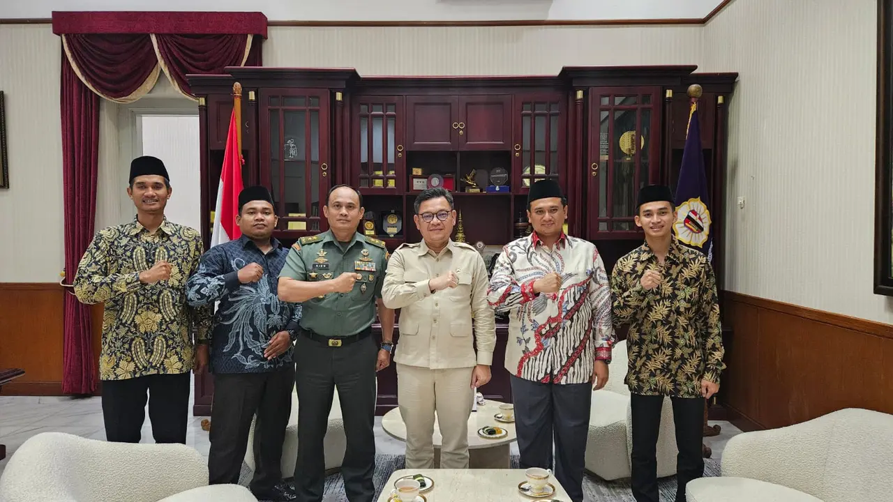 Gubernur Lemhanas RI, TB. Ace Hasan Syadzily menerima kunjungan Pimpinan Pondok Pesantren Darul Amanah Desa Ngadiwarno Kecamatan Sukorejo Kabupaten Kendal Provinsi Jawa Tengah, KH. Muhammad Fatwa. (Istimewa)