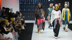 Model mengenakan busana rancangan Happa By Mel Ahyar menampilkan 8 busana saat Muslim Fashion Festival (MUFFEST) 2019 di JCC, Jakarta, Jumat (3/5/2019). MUFFEST 2019 melalui Bekraf membuat Indonesia Trend Forecasting 2019/2020 dengan tema "Sigularity" sebagai acuan. (Liputan6.com/Herman Zakharia)