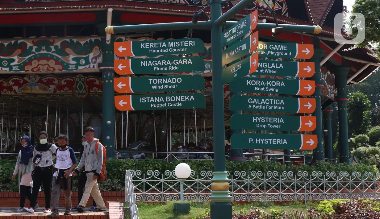 Pengunjung seusai mencoba wahana permainan saat berwisata di Dufan, Ancol, Jakarta, Sabtu (20/6/2020). Setelah ditutup selama dua bulan akibat pandemi COVID-19, kawasan rekreasi Taman Impian Jaya Ancol kembali dibuka. (Liputan6.com/Angga Yuniar)