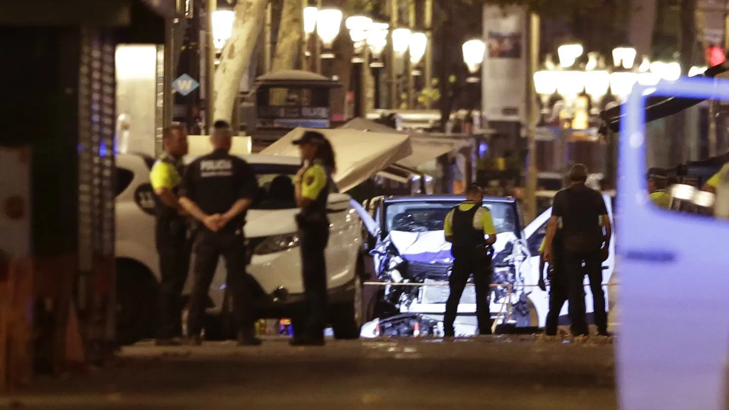 Polisi berada di sebuah van yang digunakan untuk menabrak kerumunan orang di Las Ramblas, Barcelona (17/8/2017). (AP Photo/Manu Fernandez)