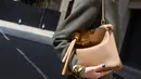 Tersedia dalam dua ukuran, medium dan large, Peekaboo Soft menonjolkan siluet yang terdekontruksi dan kelembutan ekstrem yang memperkuat 'senyuman' alami tas tersebut.   [Dok/Time International].