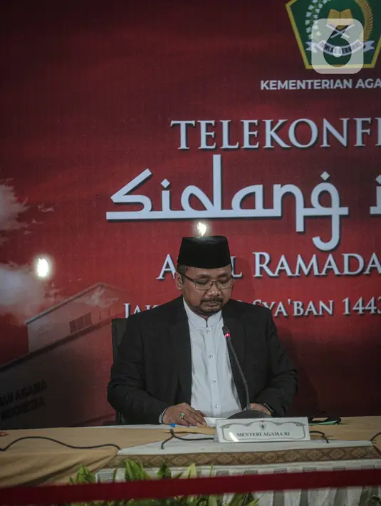Menteri Agama Yaqut Cholil Qoumas memberikan keterangan seusai sidang Isbat penentuan awal bulan Ramadhan di Kantor Kemenag Jakarta, Jumat (1/4/2022). Pemerintah menetapkan awal bulan Ramadhan 1443 H jatuh pada hari Minggu (3/4/2022). (Liputan6.com/Faizal Fanani)