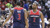 Guard Washington Wizards John Wall (kanan) tampil fenomenal pada laga keenam babak pertama Wilayah Timur play-off NBA melawan Atlanta Hawks. Dia membantu Wizards menang 115-99, Sabtu (29/4/2017) pagi WIB. (AP Photo/Curtis Compton)