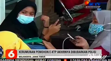 Kantor Dinas Kependudukan dan Pencatatan Sipil di Mojokerto digeruduk puluhan warga pemohon e-KTP, Sabtu (21/11). Mereka saling berdesakan berebut mengambil nomor antrean untuk perekaman e-KTP.