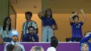 Istri Lionel Messi, Antonela Roccuzzo menyaksikan pemanasan jelang pertandingan semifinal Piala Dunia Qatar 2022 antara Argentina dan Kroasia di Lusail Stadium di Lusail, Doha, Rabu (14/12/2022). Argentina menang atas Kroasia 3-0. (AP Photo/Natacha Pisarenko)
