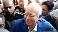 Mantan Perdana Menteri Najib Razak memasuki gedung kantor Komisi Anti-Korupsi Malaysia (MACC) untuk menjalani pemeriksaan di Putrajaya, Selasa (22/5). Najib Razak tiba di KPK Malaysia disambut puluhn pendukungnya di depan pintu masuk. (AP/Sadiq Asyraf)