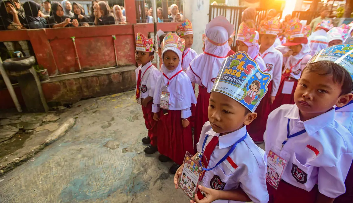 Murid baru kelas satu saat mengikuti pelaksanaan MPLS (Masa Pengenalan Lingkungan Sekolah) di SDN Meruyung, Depok, jawa Barat, Senin, 13 Juli 2007. (KLY/ Arie Basuki)