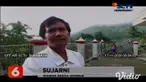 Tebing yang berada di lereng gunung Godongan, Pacitan, Jawa Timur mengalami longsor dan menimbun sebuah mobil truk pada Minggu sore (15/11).