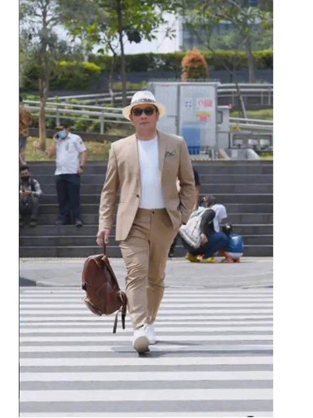 6 Potret Ridwan Kamil Ikut Catwalk di Citayam Fashion Week, Dikawal Para Ojol