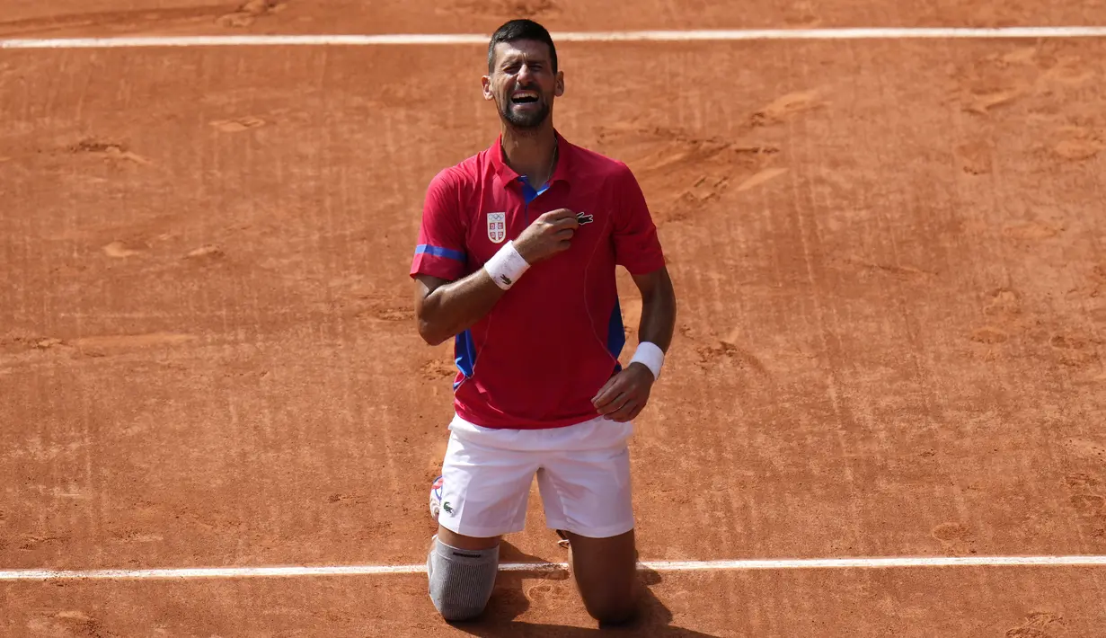 Kemenangan ini mengakhiri penantian panjang Djokovic. Setelah meraih medali perunggu pada Olimpiade pertamanya di Beijing 2008, petenis Serbia selalu gagal dapat medali di tiga Olimpiade berikutnya. (AP Photo/Andy Wong)