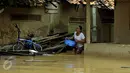 Warga keluar dari dalam salah satu gang yang ada di kawasan Rawajati, Jakarta, Selasa (8/3/2016). Akibat banjir kiriman dari Bogor, ratusan rumah di kawasan Rawajati Kalibata terendam hingga kedalaman 120cm. (Liputan6.com/Helmi Fithriansyah)
