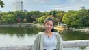 Potret lain memperlihatkan Haruka tampil stylish dengan padu padan top dan knit cardigan nuansa abu-abu. Ia melengkapi gayanya dengan rok denim asimetris dan sneakers.