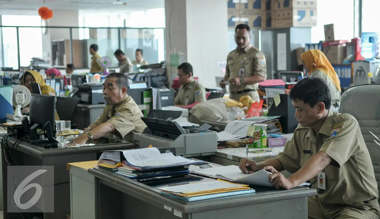 Sejumlah PNS tengah melakukan aktifitas kerja di ruangan, Jakarta, Senin (11/7). ‎Gubernur Basuki T Purnama mengancam akan memberikan sanksi pada PNS di lingkungan Pemprov DKI apabila tidak masuk usai libur lebaran. (Liputan6.com/Yoppy Renato)