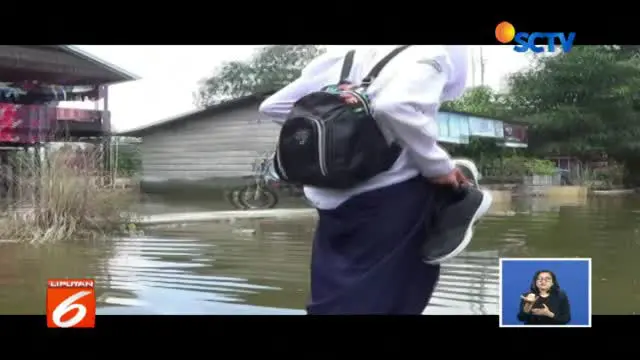 Banjir bandang yang melanda Kabupaten Wajo, Sulawesi Selatan sejak awal bulan Juli belum juga surut.