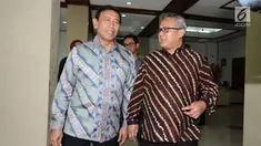 Menko Polhukam Wiranto (kiri) bersama Ketua KPU, Arief Budiman berjalan bersama jelang melakukan pertemuan di Gedung KPU, Jakarta, Selasa (6/3). Pertemuan berlangsung sekitar satu jam dan tertutup. (Liputan6.com/Helmi Fithriansyah)