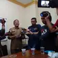 Sekertaris DPRD Bangkalan Setiadjit saat diwawancara wartawan soal eksekusi Ketua Komisi A Kasmu (Liputan6.com/Musthofa Aldo)