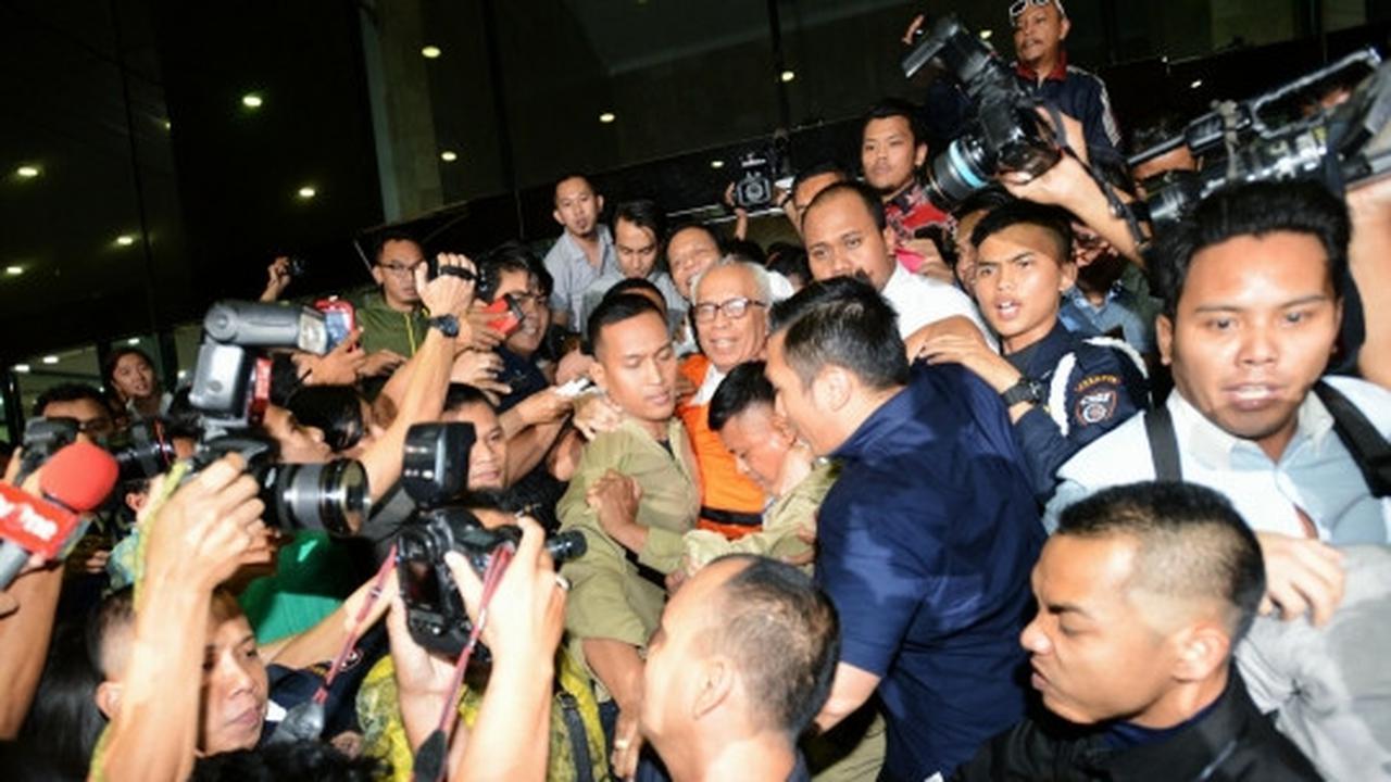 Keluar sebagai tahanan KPK, OC Kaligis dikerubungi wartawan