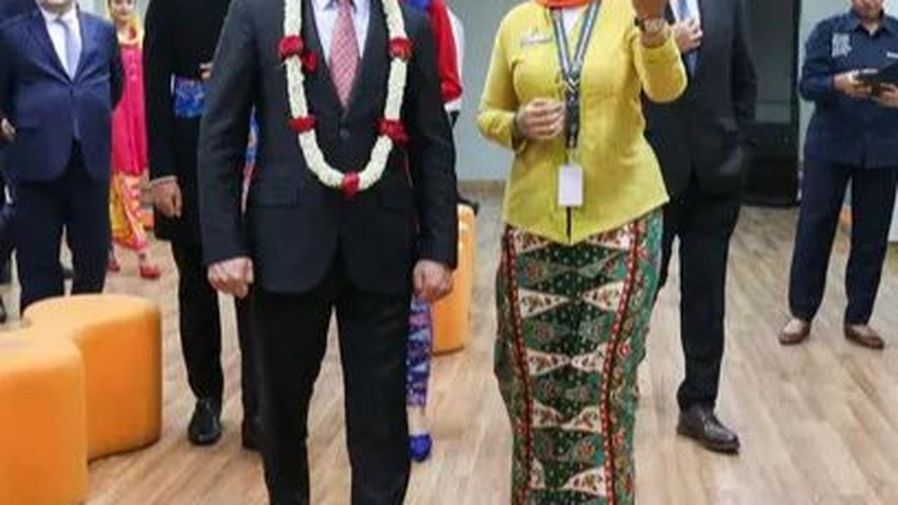 Kepala Badan Pelayanan Publik dan Inovasi Sosial Azerbaijan, Ulvi Mehdiyev (kiri) saat berkunjung di Mal Pelayanan Publik DKI Jakarta di kawasan Kuningan, Jakarta, Selasa (2/7/2024). Kunjungan kenegaraan ini untuk melihat langsung penyelenggaraan lokasi 