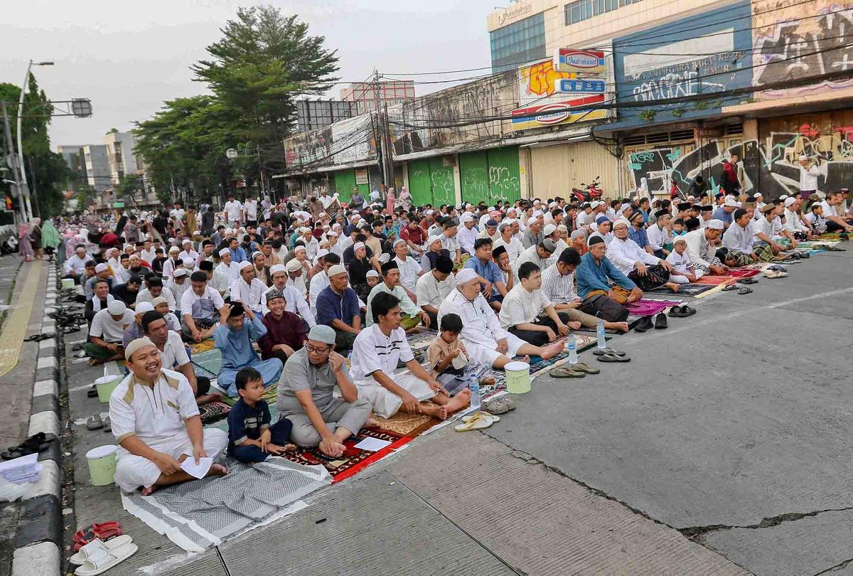 FOTO: Shalat Idul Adha di Depan Gereja Koinonia, Simbol Toleransi Umat Beragama