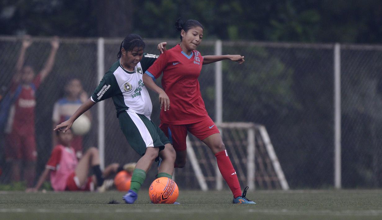 Gelandang Bangka Belitung, Safira Ika, berusaha merebut bola saat melawan Sumatera Utara pada laga Piala Pertiwi 2019 di Lapangan NYTC, Sawangan, Rabu (24/4). Babel unggul 5-0 atas Sumut. (Bola.com/Yoppy Renato)