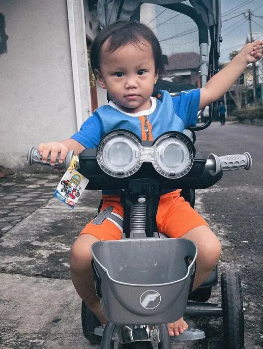 Setelah diunggah, banyak netizen terpana dan dibuat gemas dengan wajah anak semata wayang Fiersa Besari itu [instagram/fiersabesari]