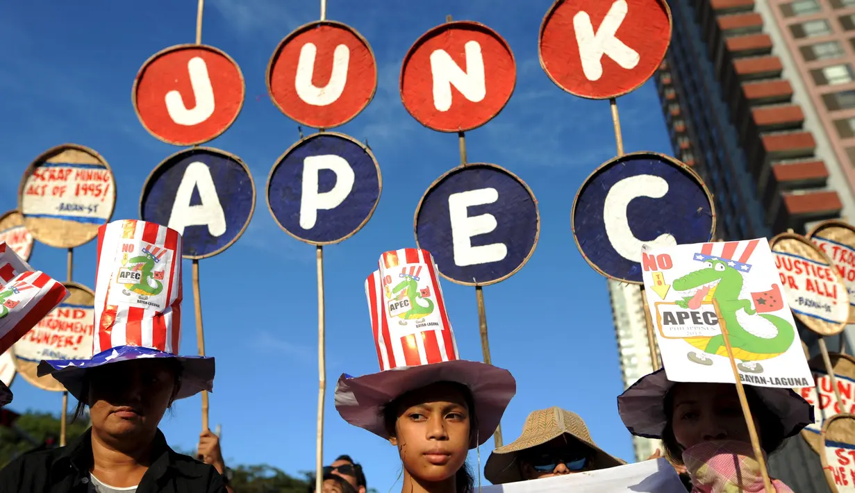 Kelompok aktivis Bayan (My Country) saat melakukan unjuk rasa didepan kedutaam besar AS di Filipina, Sabtu (14/11/2015). Mereka memprotes Kerjasama Ekonomi Asia - Pasifik (APEC) yang akan berlangsung di Filipina. (REUTERS/Ezra Acayan)