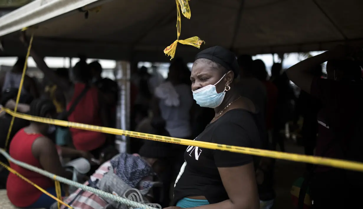 Migran Haiti naik perahu menuju Capurgana dekat perbatasan dengan Panama, di Necocli, Kolombia, Rabu (28/7/2021). Ribuan migran telah berkumpul di Necocli saat mereka bergerak ke utara menuju Panama dalam perjalanan mereka ke perbatasan AS. (AP Photo/Ivan Valencia)