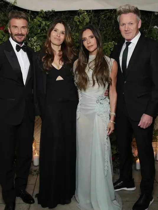 Gordon Ramsay dan sang istri juga tampak dengan outfit formal sebra hitam. Gaya ini memancarkan pesona yang sempurna. [Foto: Instagram/ Victoria Beckham]