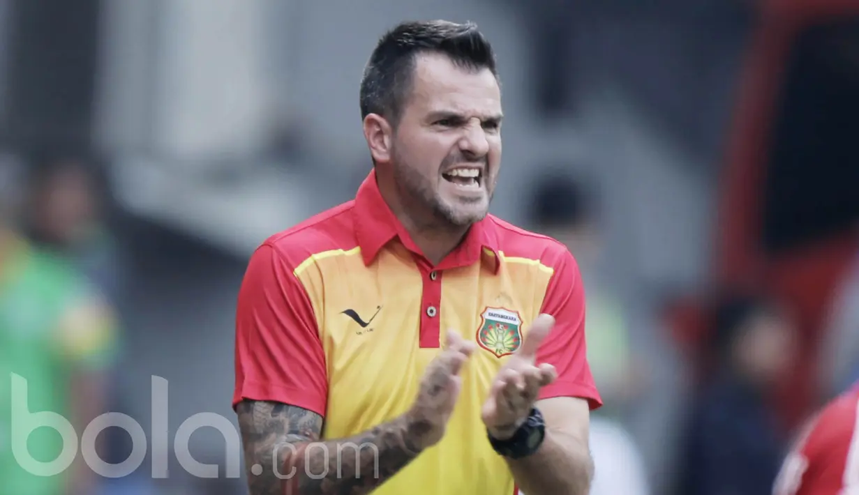 Ekspresi pelatih Bhayangkara FC, Simon McMenemy, saat memberikan arahan kepada anak asuhnya pada laga melawan Semen Padang di Stadion Patriot, Bekasi, Sabtu (20/05/2017). Bhayangkara FC menang 1-0. (Bola.com/M Iqbal Ichsan)