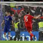 Pemain Bayern Munchen Robert Lewandowski (tengah) melakukan selebrasi usai mencetak gol ke gawang Chelsea pada pertandingan babak 16 besar Liga Champions di Stamford Brige Stadium, London, Inggris, Selasa (25/2/2020). Bayern Munchen menang dengan skor 3-0. (AP Photo/Kirsty Wigglesworth)