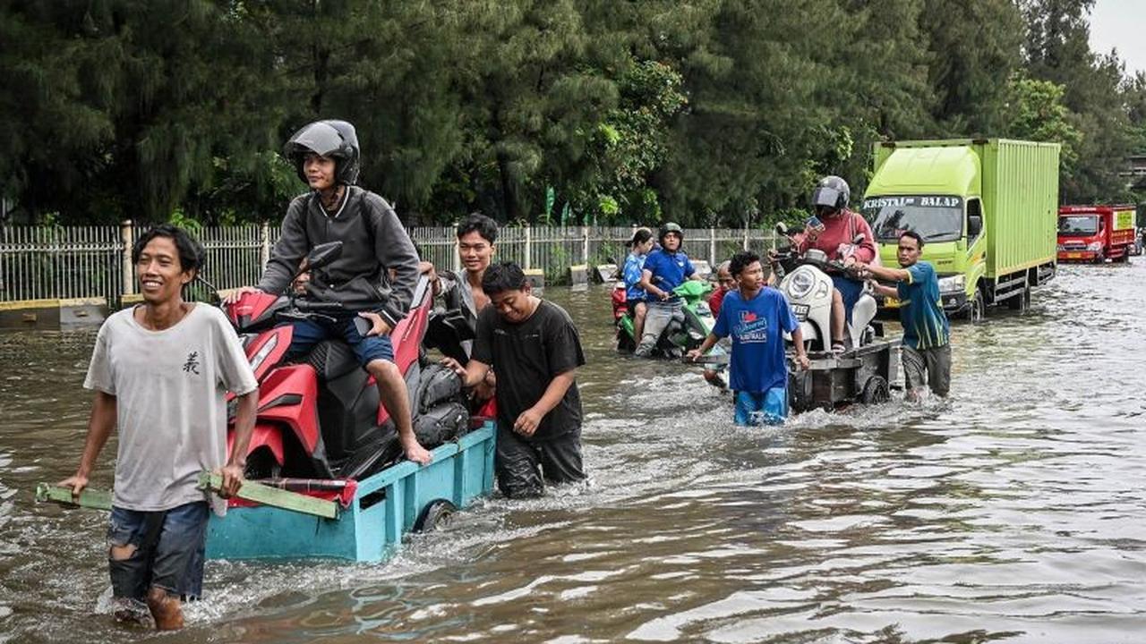 Banjir Jakarta Rendam Puluhan RT dan Ruas Jalan, Warga Diimbau Waspada