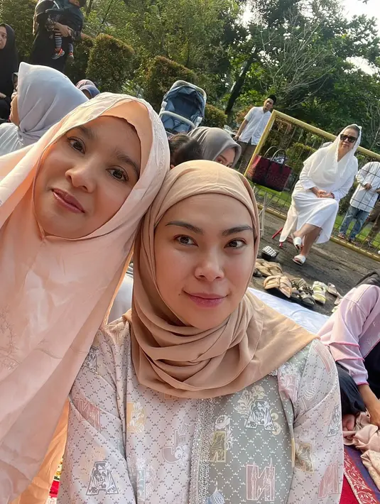 Marcella Zalianty tak ragu pamer wajah polosnya saat salat Idul Adha bersama sang adik. Ia mengenakan mukena peach yang manis. [@marcella.zalianty]
