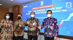 Jajaran Direksi Bank BTN saat acungkan jempol. Bank BTN membukukan kinerja positif sepanjang tahun 2021, laba bersih melonjak 48,3% menjadi Rp 2,37 triliun. Kenaikan laba ini diiringi penurunan Non Performing Loan Gross  dari 4,37% pada tahun 2020 menjadi 3,70% pada tahun 2021.(Liputan6.com/HO/BTN)