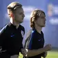 Ivan Rakitic dan Luka Modric, bersaing di level klub, duet mematikan di level internasional. (AFP/Gabriel Buoys)