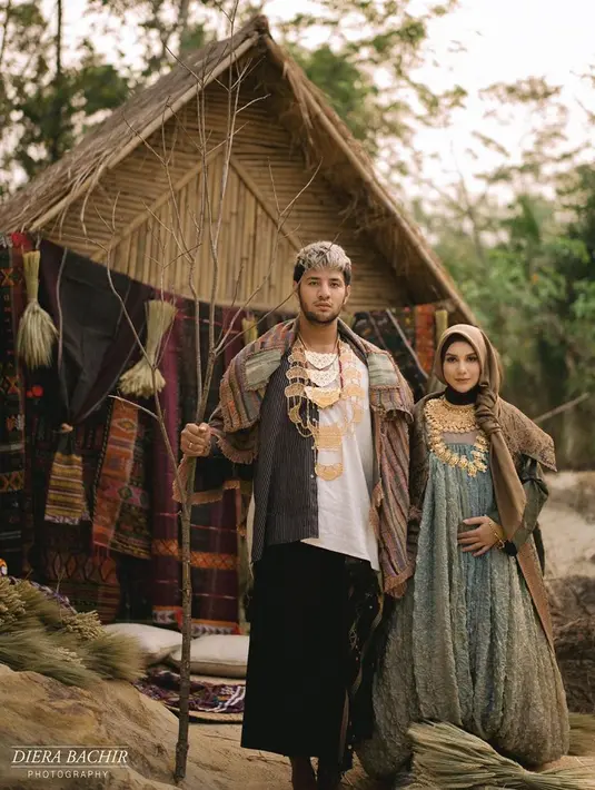 Ditemui di The Tribrata, Jakarta Selatan, beberapa waktu lalu, Ammar menceritakan rencana liburan akhir tahunnya kali ini. Keduanya memilih untuk melakukan perjalanan ibadah Umrah ke tanah suci. (Instagram/_irishbella_)