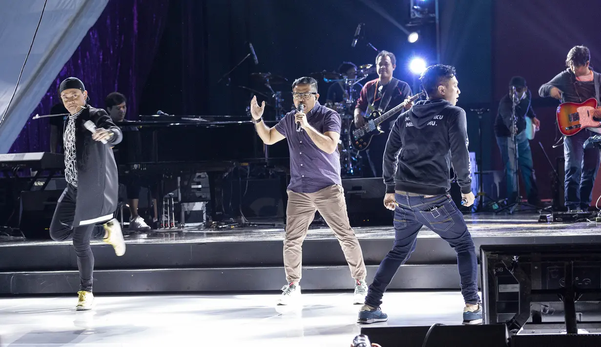 Penampilan Kahitna sangat menghibur para penggemar yang berada di Jakarta Convention Center . para personel pun sangat mempersiapkan penampilan terbaiknya sehingga penggemar pun ikut bernyanyi.(Desmond Manulang/Bintang.com