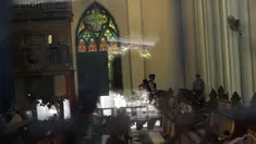 Jelang Misa malam Natal 2014, Polda Metro Jaya  melakukan penyisiran di Gereja Katedral, Jakarta, Rabu (24/12/2014). (Liputan6.com/Faizal Fanani)