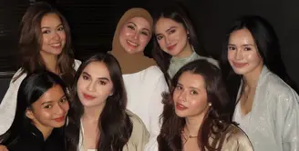 Elina Joerg tampil mengenakan long outer lengan panjang dihiasi beads dipadukan innr dress satin. Deswita Maharani tampil dengan dress putih dipadukan kerudung coklat. [@jovitakaren]