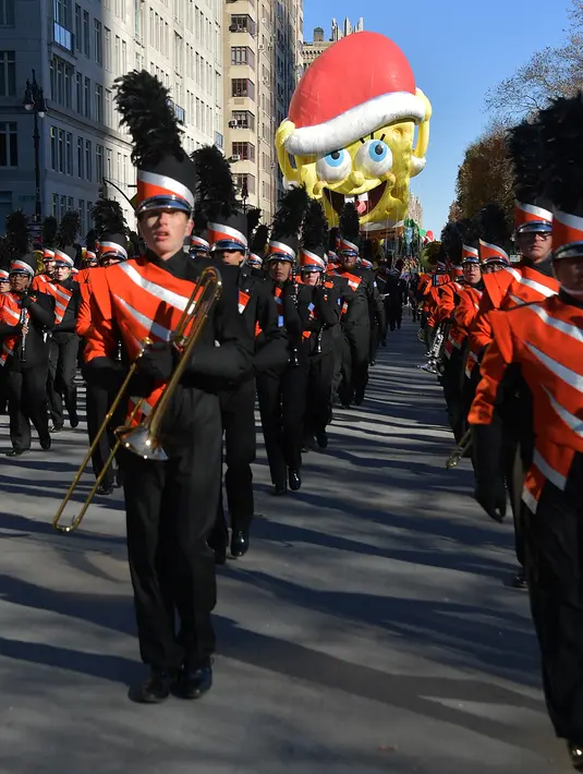 Balon SpongeBob SquarePants melayang di sepanjang rute Parade Macy's Thanksgiving Day di New York, Kamis (22/11). Balon raksasa berbentuk ikon-ikon kartun terkenal menghiasi gelaran yang digelar untuk ke-92 tersebut. (Michael loccisano/GETTY IMAGES/AFP)