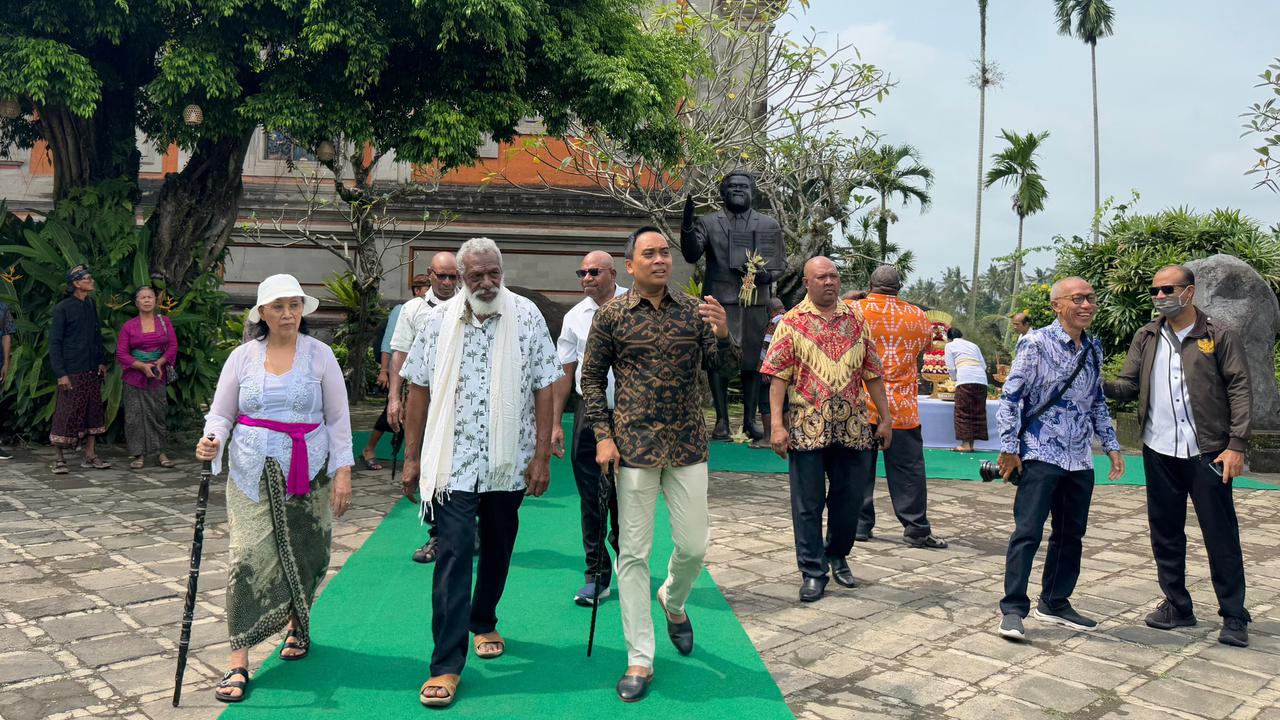 Diplomasi Budaya: Indonesia Persembahkan Patung Sir Michael Somare untuk PNG