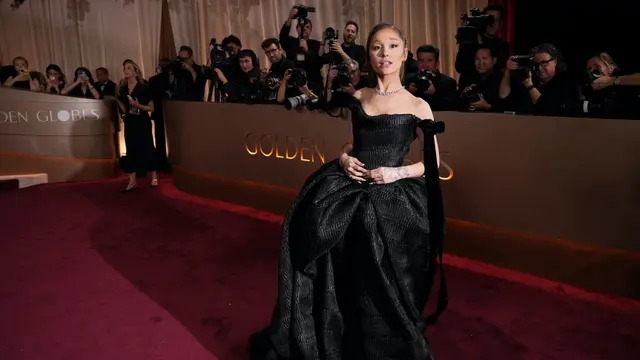 Tanggalkan Karakter Glinda, Ariana Grande Kembali dengan High Ponytail di Golden Globes 2026