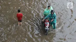 Salah satunya jalan Ciledug Raya, Jakarta Selatan. Jalan ini tergenang air setinggi hingga 50 sentimeter. (Liputan6.com/Angga Yuniar)