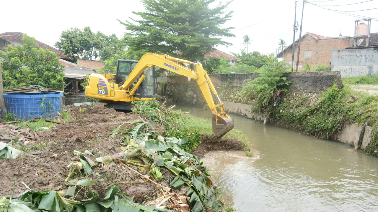 Alat berat diturunkan dalam normalisasi sungai untuk mengatasi banjir di Bandar Lampung. Foto : (Istimewa).