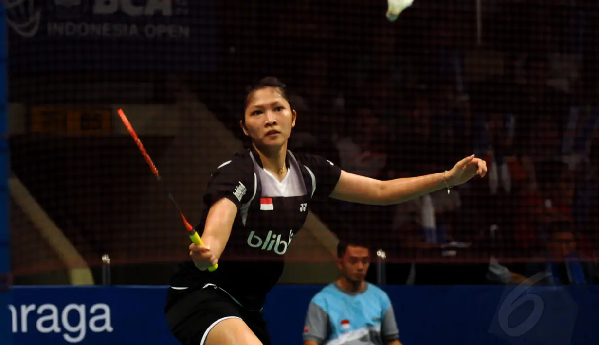 Lebih kurang 56 menit, Lindaweni Fanetri (Indonesia), berusaha meredam perlawanan Nichaon Jindapon (Thailand) di ajang Indonesia Open 2014 yang digelar di Jakarta, (18/6/2014). (Liputan6.com/Helmi Fithriansyah)