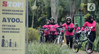 Pengunjung menuntun sepeda di Taman Marga Satwa Ragunan, Jakarta  Sabtu (13//3/2021). Taman Marga Satwa Ragunan kembali dibuka bagi pengunjung dengan KTP DKI maupun non-DKI. (merdeka.com/Imam Buhori)
