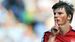 Arsenal's Andrei Arshavin celebrates scoring Arsenal's third goal against Wigan Athletic during English Premier League match at JJB Stadium in Wigan, on April 11, 2009. AFP PHOTO/PAUL ELLIS