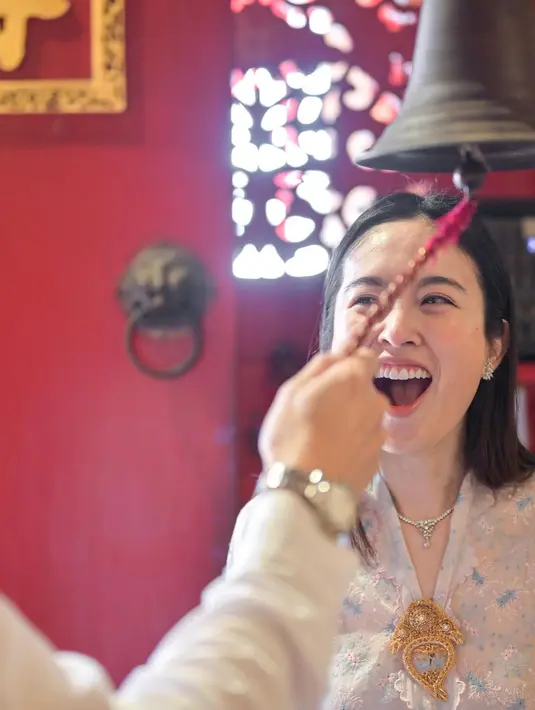 Nong Poy menata kebaya yang juga diklaim sebagai kebaya milik Betawi itu dengan bros. Kali ini ia menambahkan kalung berhiaskan berlian. [@poydtreechada]