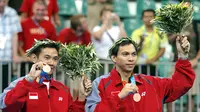 Ganda putra Indonesia Eng Hian dan Flandy Limpele (kanan) meraih medali perunggu cabang bulu tangkis di Olimpiade Athena 2004. (AFP PHOTO/GOH CHAI HIN)