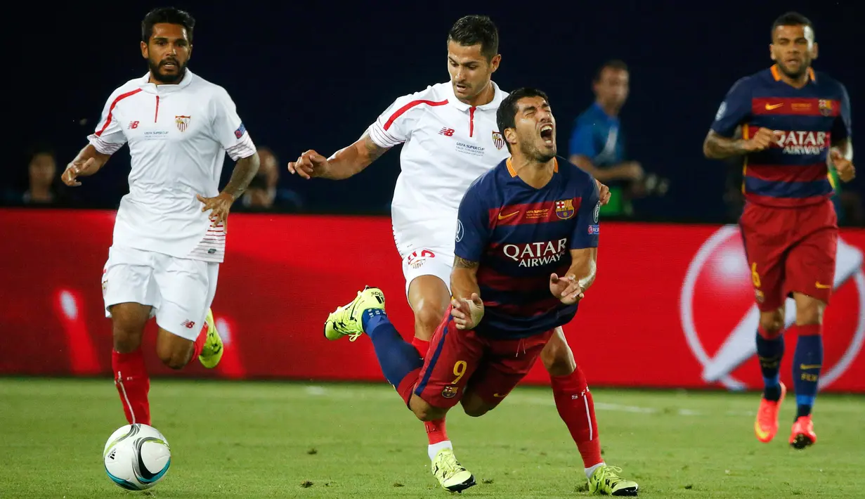 Penyerang Barcelona, Luis Suarez terlihat kesakitan usai dilanggar gelandang, Vitolo pada Piala Super Eropa 2015 di Stadion Boris Paichadze, Tbilisi, Georgia, (12/8/2015). Barcelona menang atas Sevilla dengan skor 5-4. (REUTERS/Grigory Dukor)